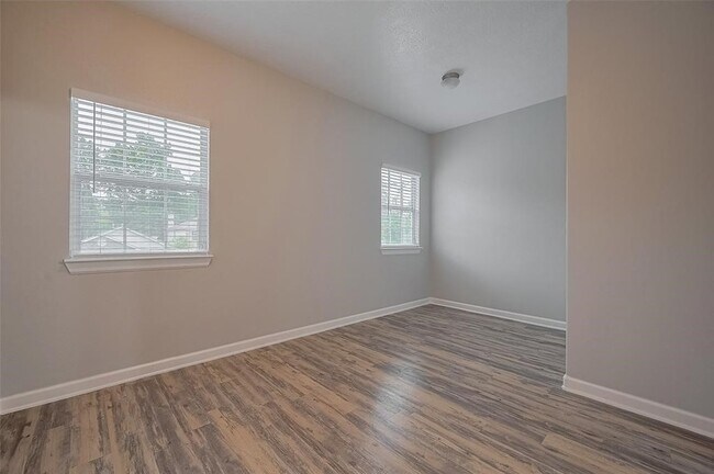 Building Photo - 5009 Willow Point Dr