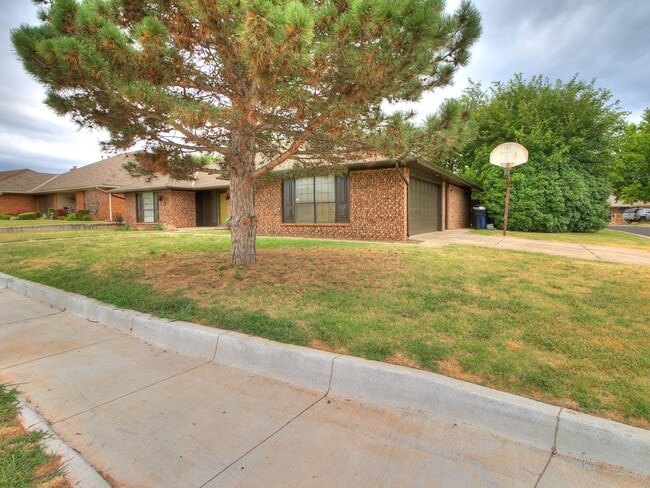 Building Photo - Large Corner Lot - 4 Bed/2.5 Bath + Study - 1 mile from PC North High School