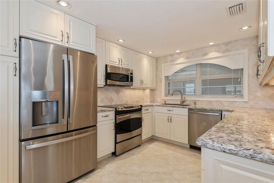 Building Photo - 5100 Bayview Dr