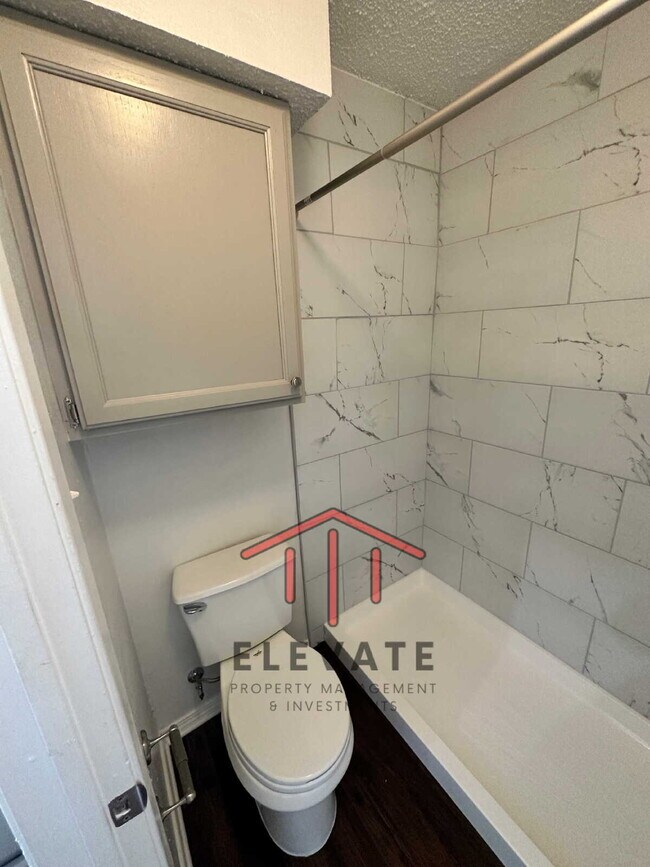 Building Photo - "Charming 3-Bedroom Townhouse Oasis with 2...