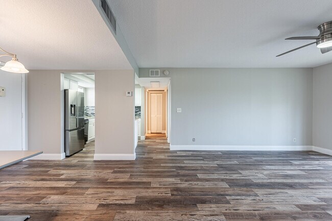 Building Photo - 729 Lori Dr