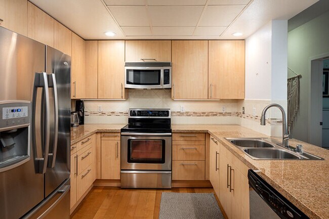 Building Photo - Resort Style Living in Downtown