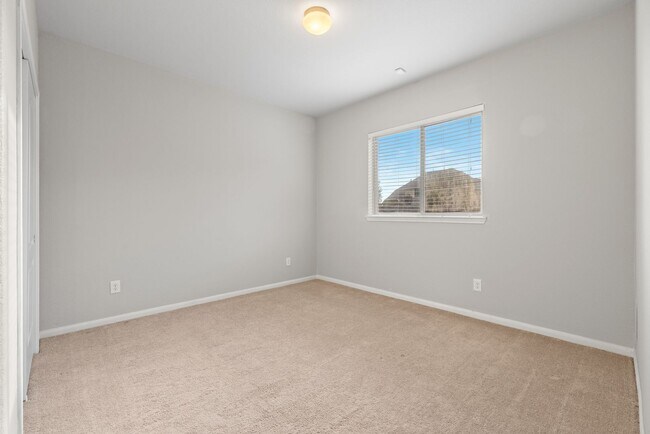 Building Photo - Spacious Home on Oversized Lot in Fort Ben...