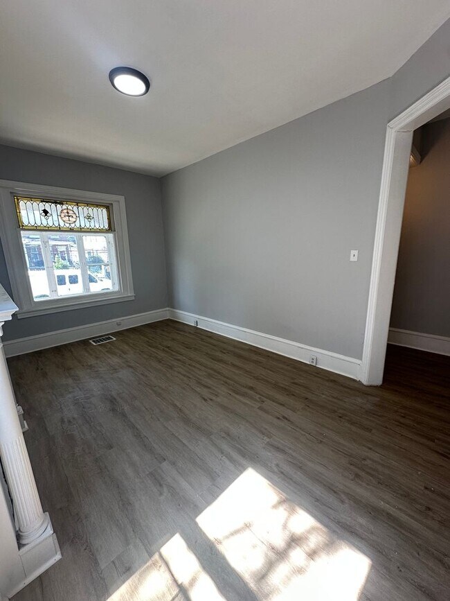 Building Photo - LARGE 4 Bed, 1.5 Bath ready for rent!