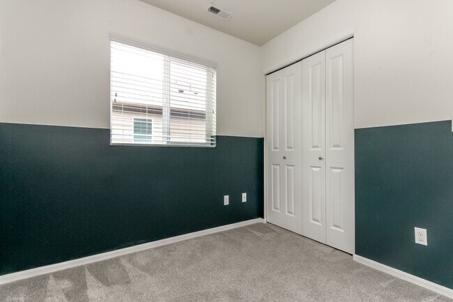 Building Photo - 3684 London Loop NE