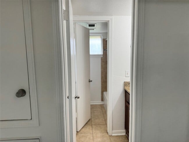 Building Photo - 10415 Sageburrow Dr
