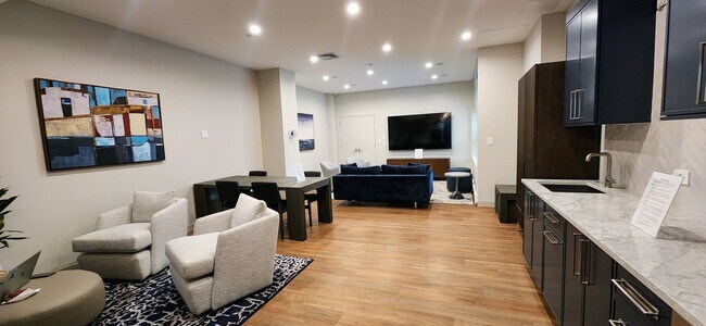 Building Photo - 6157 N Sheridan Rd