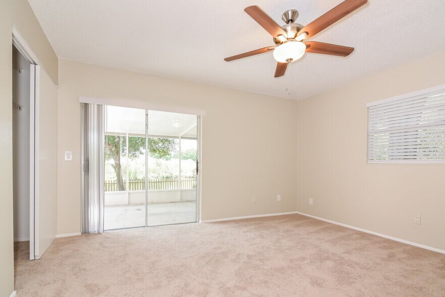 Building Photo - 2451 Glenview Dr