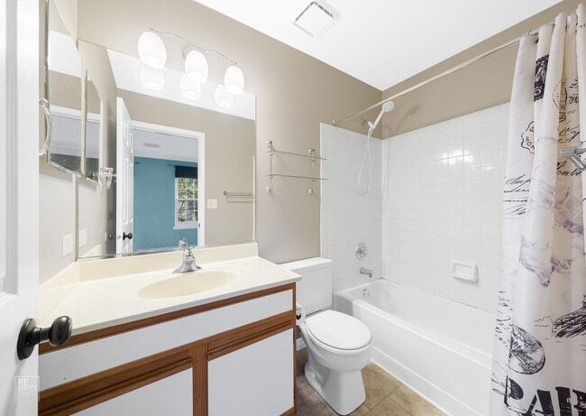 Building Photo - Schaumburg Two Story Two Bed Townhome