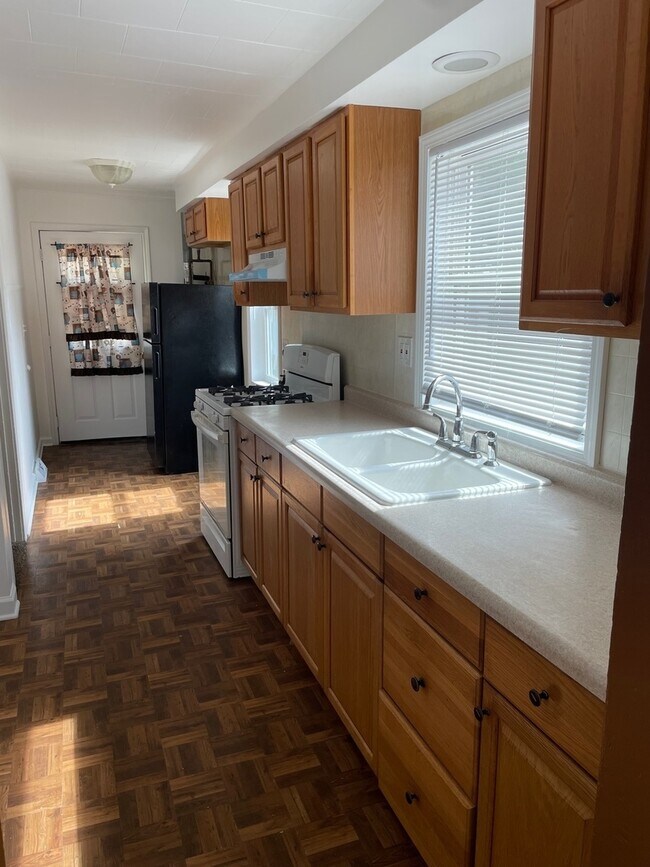 Building Photo - 327 Fairlawn Dr