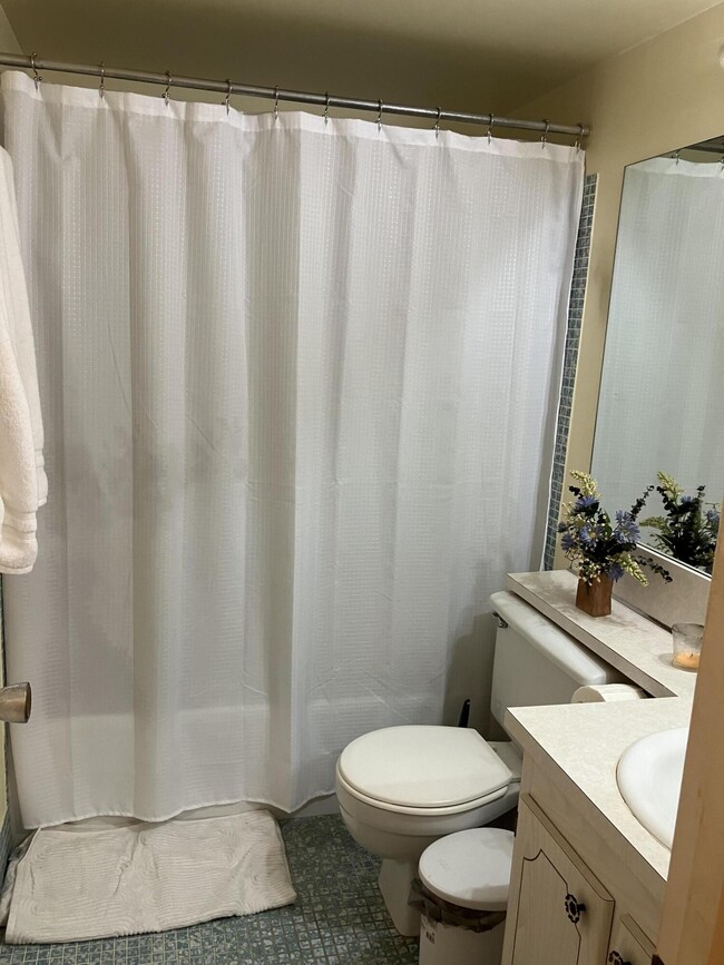 Building Photo - 100 Ventnor E