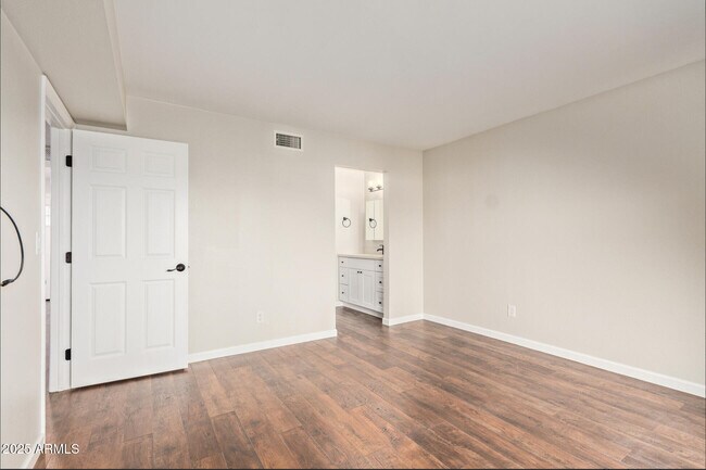 Building Photo - 1424 N Dorsey Ln