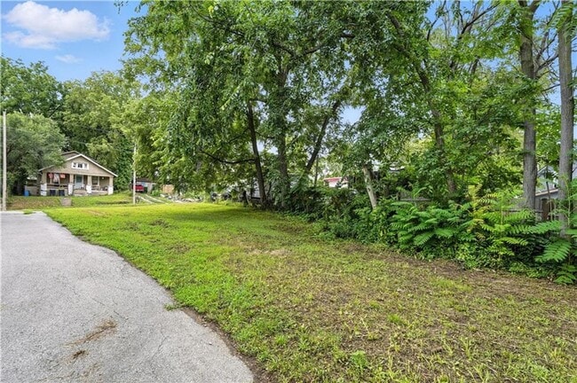 Building Photo - Great 2 bedroom 2 FULL bathrooms remodeled...