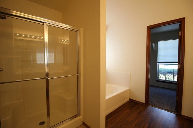 Building Photo - Beautiful Home in Edmond Community
