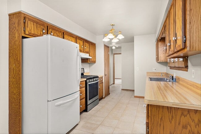 Building Photo - 5631 S Oak St