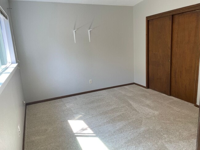 Building Photo - Spacious 2 Bedroom in Idyllic Location