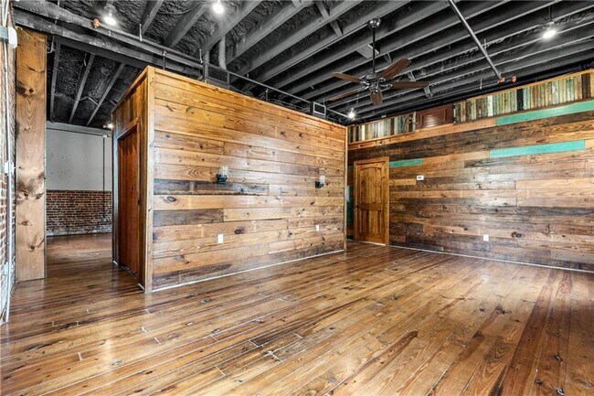 Building Photo - 558 St Francis St
