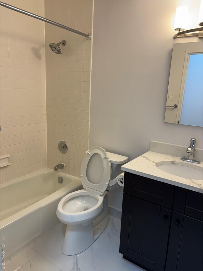 Building Photo - 2 Bay Club Dr