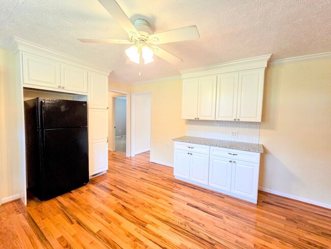 Building Photo - 3 Bedroom Brick Home