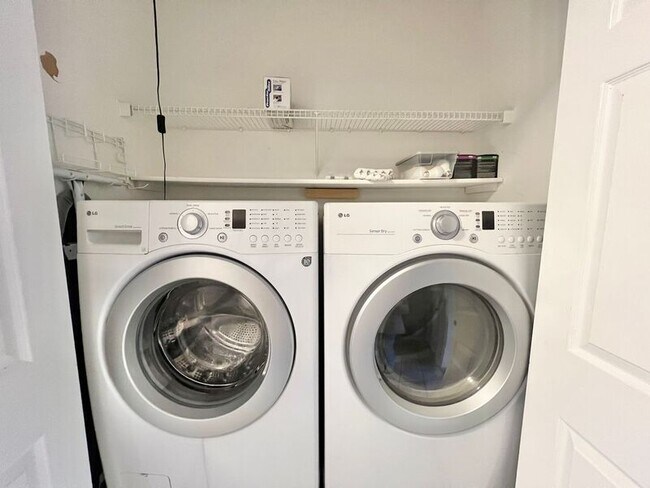 Building Photo - 302 Center Heights Ct