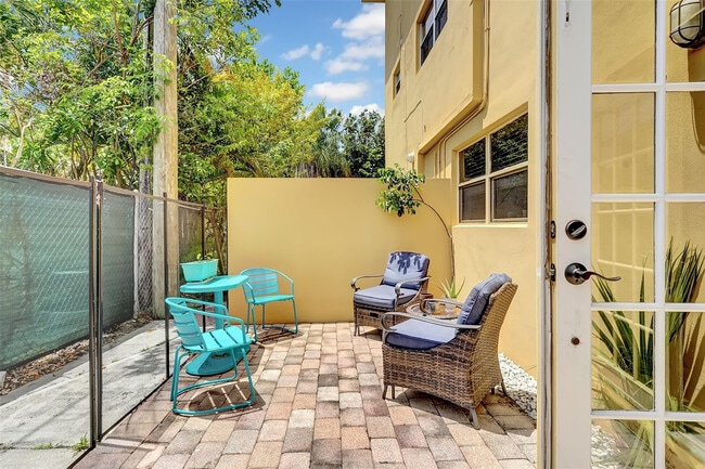 Building Photo - 744 NE 14th Ave