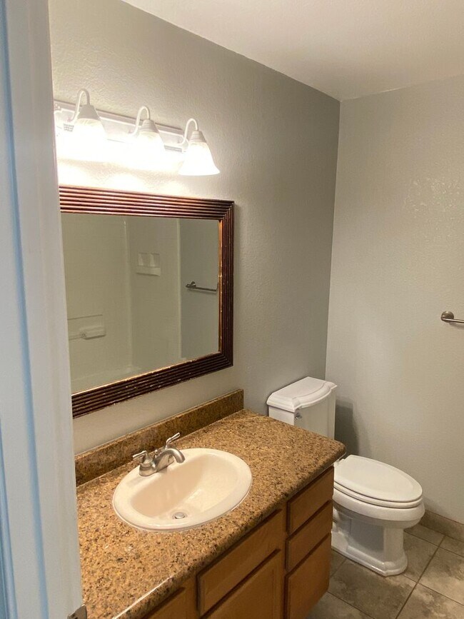 Building Photo - Cozy 3-Bedroom Condo with Washer/Dryer and...