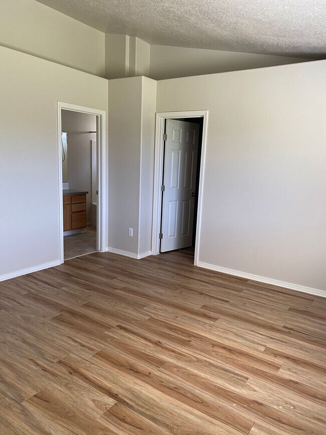 Building Photo - Great location, 3 bedroom house with large...