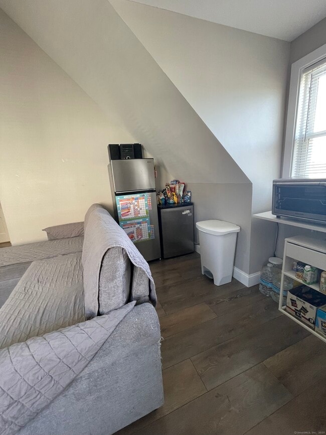 Building Photo - 40 Scofield Ave