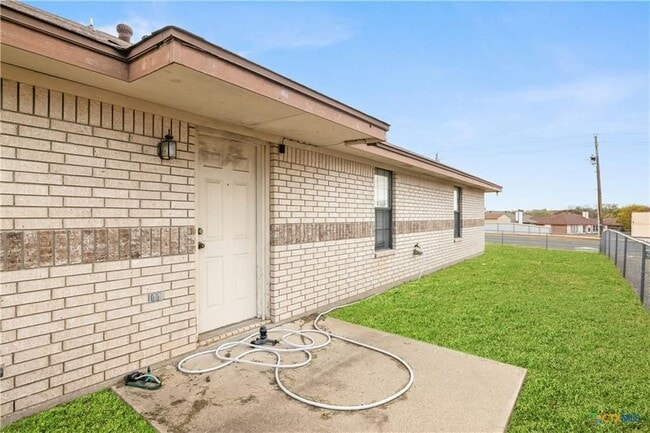 Building Photo - 3210 Raven Dr