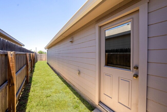 Building Photo - Welcome to Your New Home! Enjoy Free Rent!...