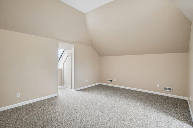 Building Photo - 1819 Brookview Dr
