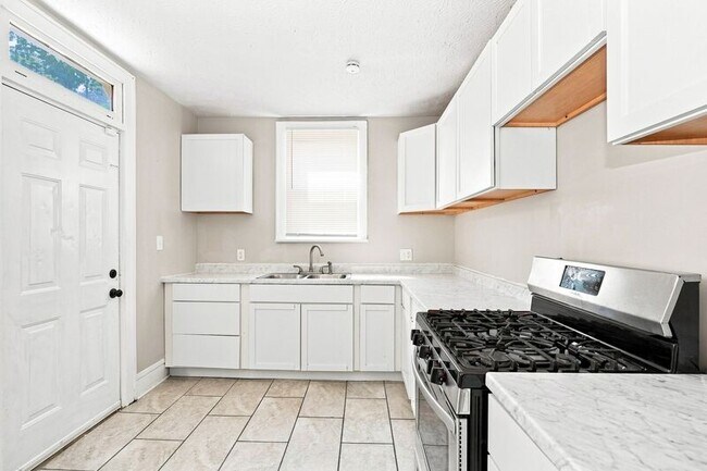 Building Photo - 132 S Highland Ave
