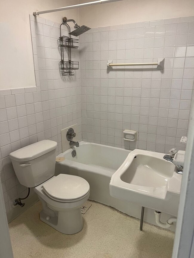 Building Photo - Charming 2 Bedroom Townhome with BONUS ROOM - in Prime Lancaster City Location!