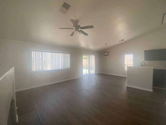 Building Photo - Silver Creek Beauty