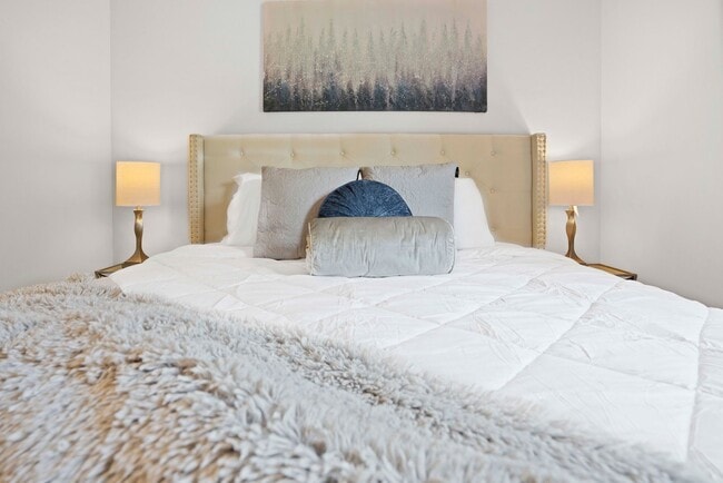 Building Photo - 3415 Oak Lawn Dr