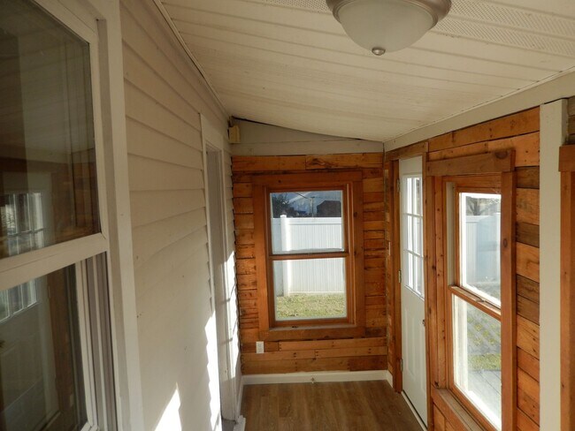 Building Photo - Newly Remodeled 3BR, 2BA, Single Family Ho...