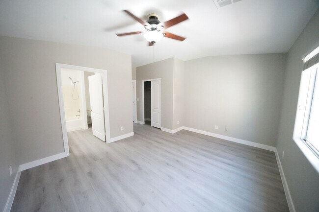 Building Photo - SHOWINGS AVAILABLE NOW