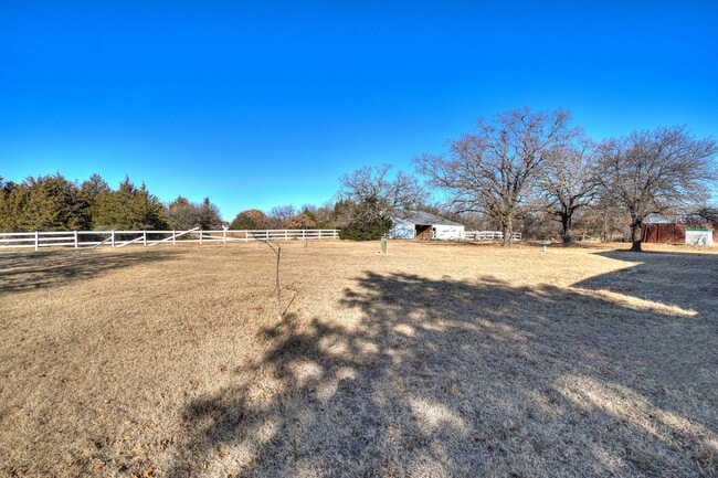 Building Photo - Beautiful 2 bed Ranch style home on 5 acres!