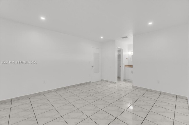 Building Photo - 9354 SW 77th Ave