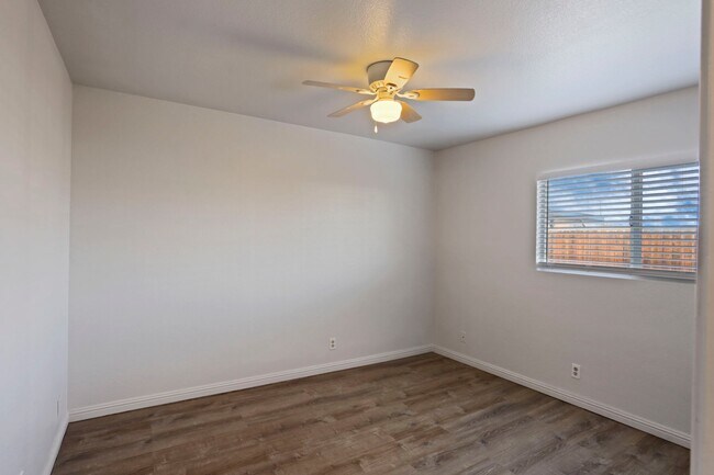 Building Photo - 111 N Walnut Ave