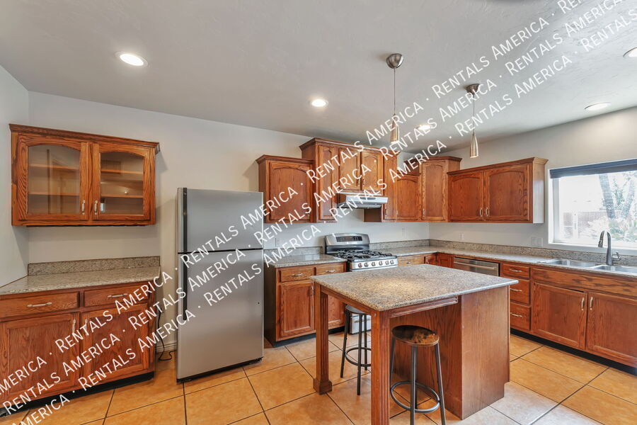 Building Photo - 2250 E La Mirada St