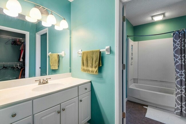 Building Photo - 4108 W Kings Row St