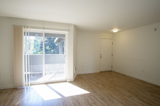 Building Photo - Stylish 2Bdr w/Stainless Appl, W&D, Private Balcony