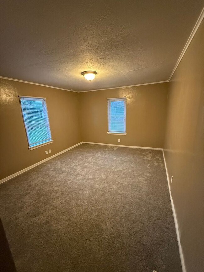 Building Photo - 3 BR/2 BA home on historic west end!