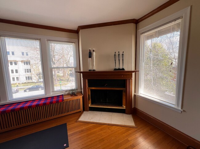 Building Photo - Move In June 1st 2026! 2 Bedroom 2 bath - Pet's OK - Wilmette