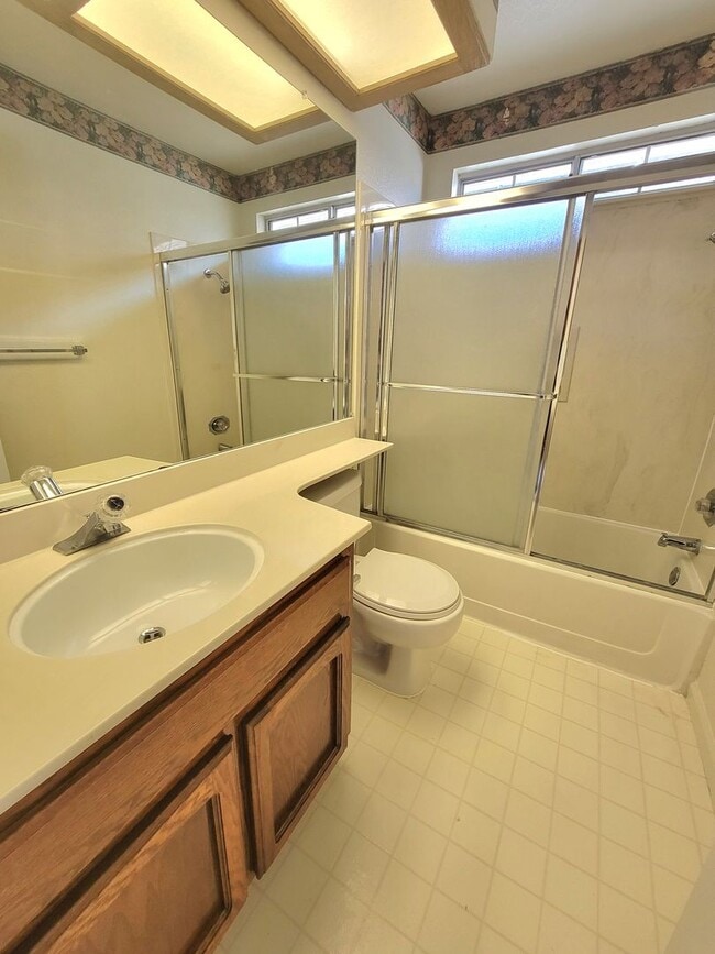 Building Photo - Lovely and Spacious 4-bedroom Beauty in De...