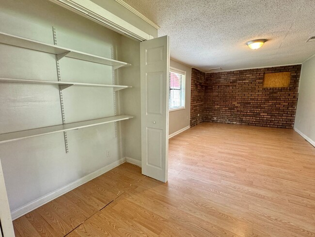 Building Photo - AVAILABLE AUGUST 2025 [PET FRIENDLY]