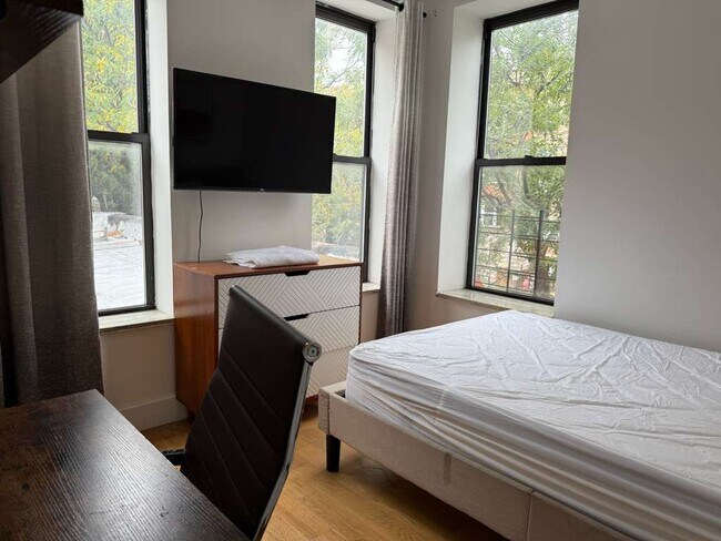 Building Photo - Furnished room/NOT APARTMENT