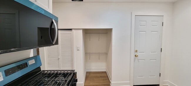 Building Photo - 3207 N Wilton Ave