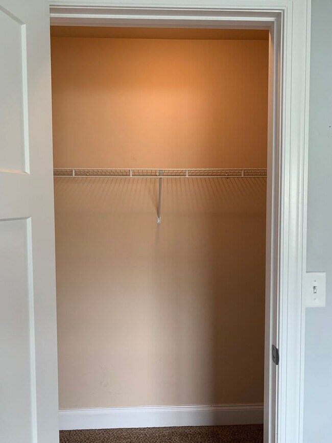 Building Photo - Spacious 3-Bed, 2.5-Bath Townhouse with Fe...